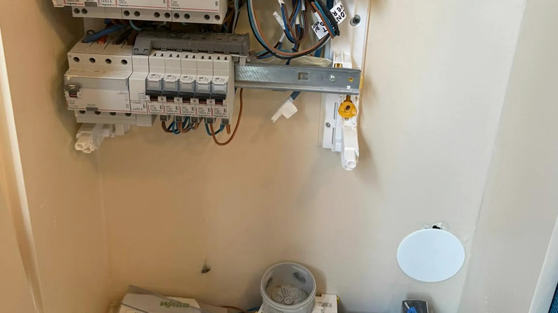 Électricien professionnel en intervention à Saint-Denis